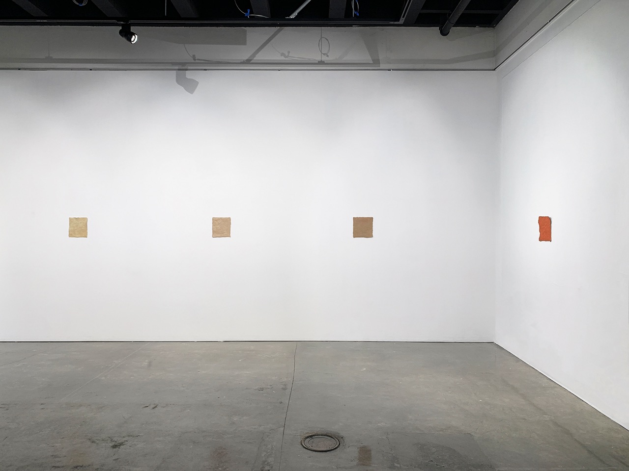 Installation view, "扭曲距离." Image courtesy of the artist. 